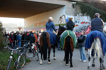 Demonstranten zu Pferd